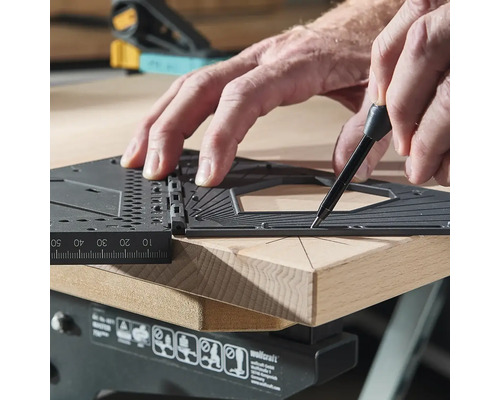 Osoba používa uholník na meranie uhla na drevenej doske.