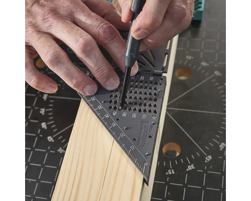 Osoba používa uhlomer a ceruzku na orýsovanie kusa dreva.