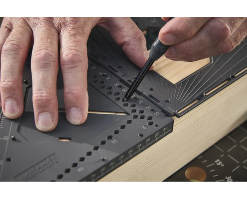 Osoba používa multifunkčný uholník Wolfcraft na kuse dreva.