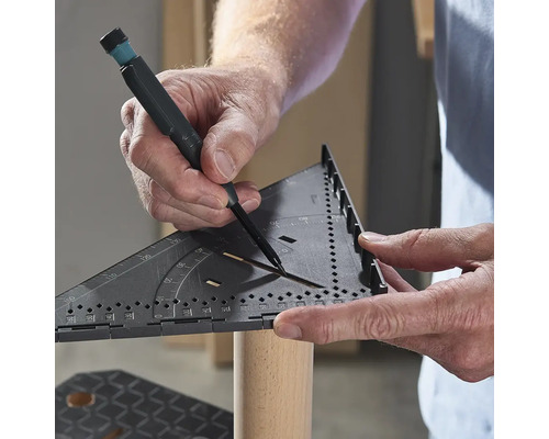 Osoba používa univerzálny uhlový merací nástroj a ceruzku na označenie obrobku.