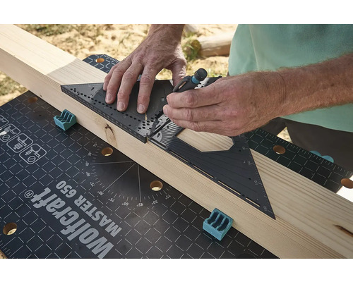 Osoba označuje obrobok multifunkčným uholníkom na pracovnom stole.