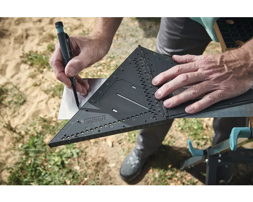 Osoba používa uhlomer a pero na označenie obrobku.