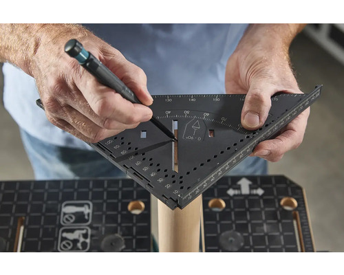 Muž používa uhlomer a ceruzku na označenie obrobku.