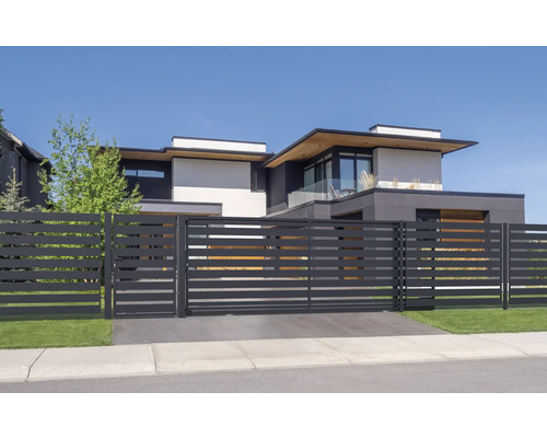 Moderný pohľad na dom s vodorovným lamelovým plotom a posuvnou bránou