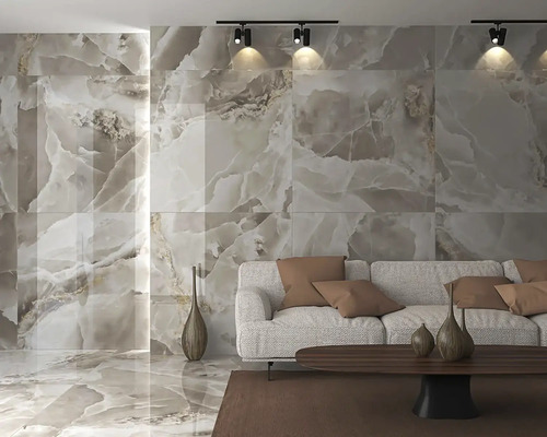 Obývacia izba s dlažbou a obkladmi stien v mramorovom vzhľade, pohovkou a konferenčným stolíkom