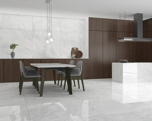 Svetlá jedáleň s jedálenským stolom, stoličkami, kuchynským kútom a digestorom