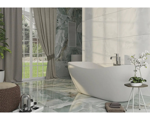 Moderná kúpeľňa s voľne stojacou vaňou a veľkoformátovými obkladmi