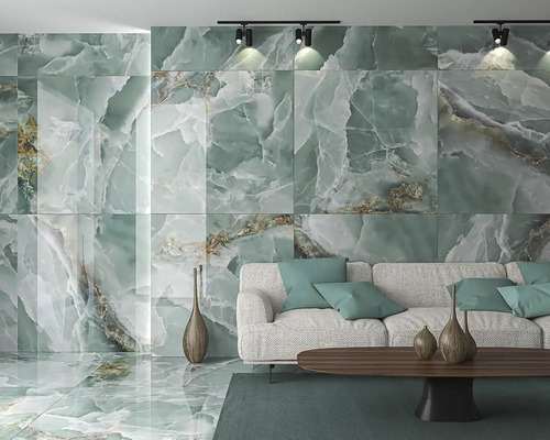 Obývacia izba s obkladmi stien a podlahy v mramorovom vzhľade, pohovka a stôl