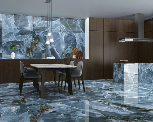 Kuchynský priestor s jedálenským stolom a obklady stien a podláh v mramorovom vzhľade.