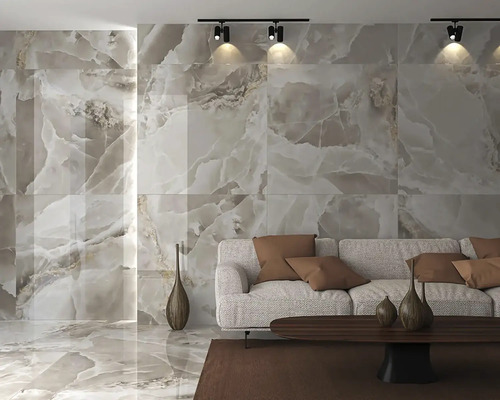 Obývacia izba s obkladmi stien a dlažbou v mramorovom vzhľade, pohovka a konferenčný stolík