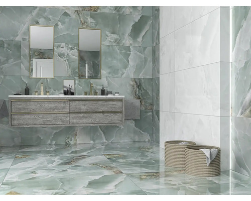 Svetlá kúpeľňa s umývadlom, zrkadlami a obkladmi v zelenej a bielej farbe