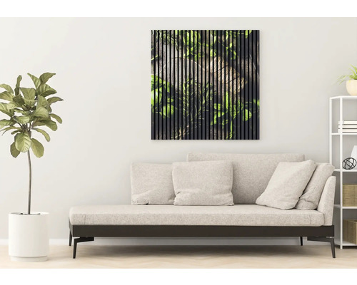 Obývacia izba s pohovkou a nástennou dekoráciou s rastlinným motívom