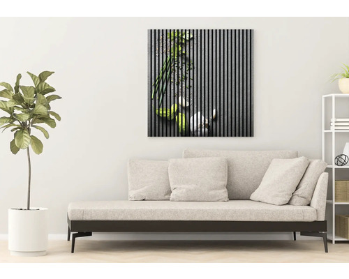 Nástenný obraz s motívom zeleniny nad pohovkou v obývacej izbe