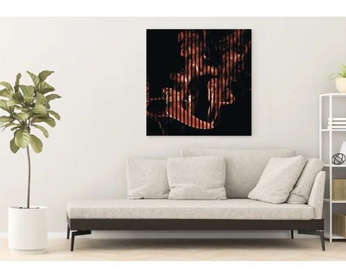 Obývacia izba s pohovkou a zarámovanou nástennou maľbou