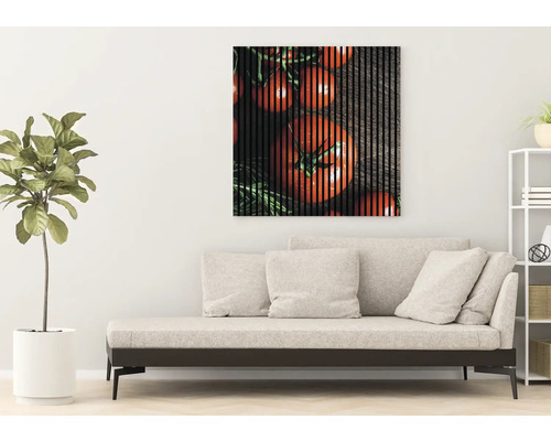 Obývacia izba s pohovkou a nástennou maľbou s motívom paradajok