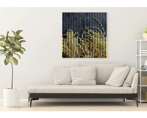 Obývacia izba s pohovkou a dekoratívnou nástennou maľbou