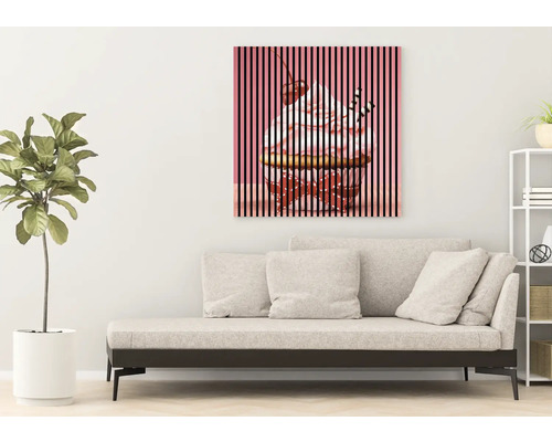 Dekoratívne plátno s motívom cupcaku nad pohovkou v obývacej izbe.