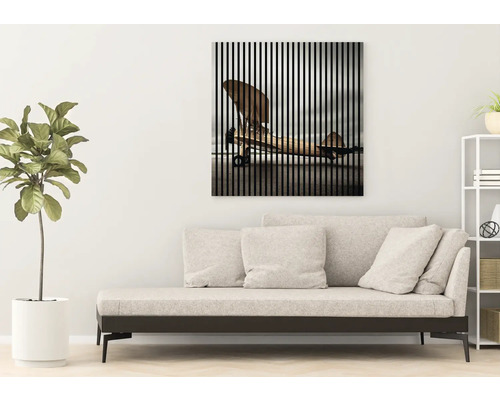 Obývacia izba s pohovkou a nástenným obrazom s motívom lietadla