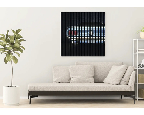 Obývacia izba s pohovkou a nástennou maľbou s motívom auta