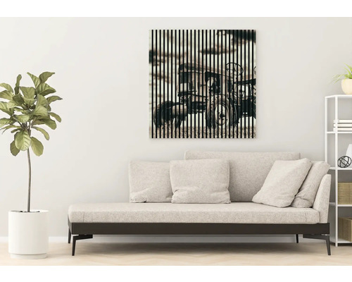 Obývacia izba s pohovkou a nástennou maľbou traktora