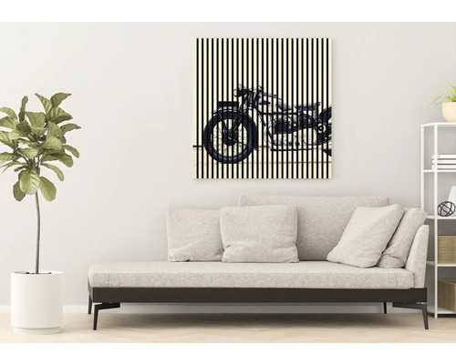 Obývacia izba s pohovkou a obrazom motocykla s vertikálnymi pruhmi