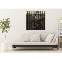 Dekoratívny nástenný obraz s motívom motocykla v obývacej izbe.