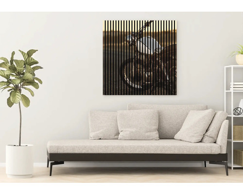 Dekoratívny nástenný obraz s motívom motocykla v obývacej izbe.