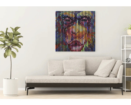 Dekoratívna obývacia izba s pohovkou a umeleckou potlačou