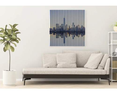 Ozdobné plátno s mestskou krajinou prerušenou zvislými pruhmi visiace nad pohovkou