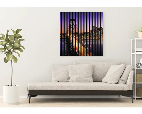 Obývacia izba s pohovkou a nástennou maľbou s výhľadom na mesto a most