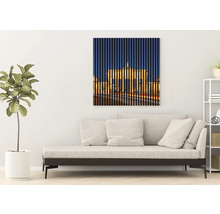 Obývacia izba s pohovkou a nástennou maľbou Brandenburskej brány v Berlíne