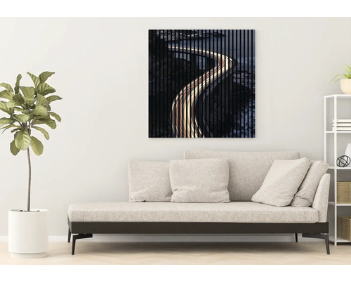 Dekoratívny nástenný obraz nad pohovkou v svetlej obývacej izbe.