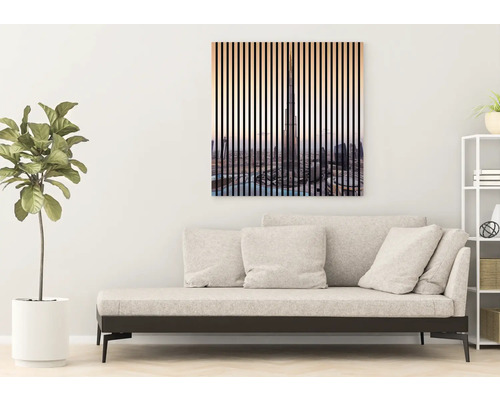 Obývacia izba s pohovkou a nástennou maľbou s motívom mrakodrapu