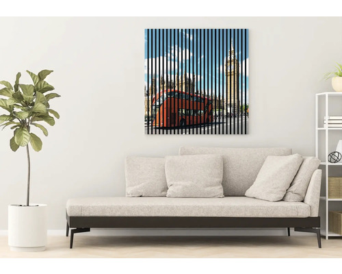 Obývacia izba s pohovkou a nástennou maľbou Londýna s autobusom a Big Benom