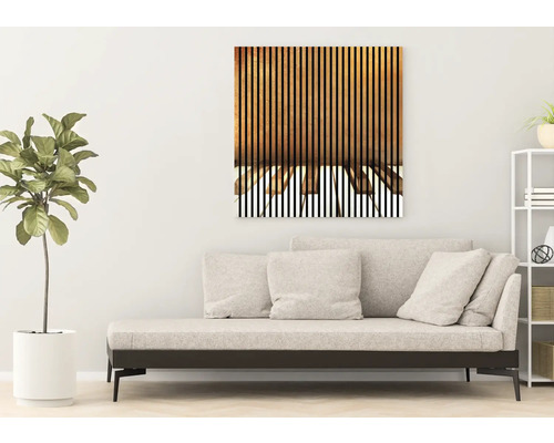 Obývacia izba s pohovkou a nástennou maľbou s pruhovaným vzorom