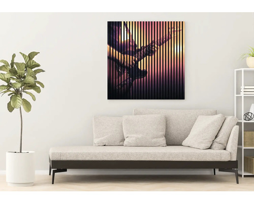 Obývacia izba s pohovkou a obrazom gitary na stene