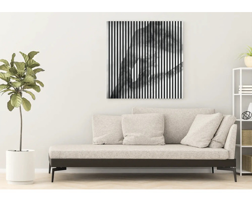 Obývacia izba s pohovkou, izbovou rastlinou a nástenným obrazom s pruhovaným vzorom