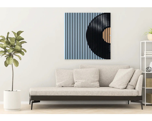 Obývacia izba s pohovkou a nástennou maľbou gramofónovej platne