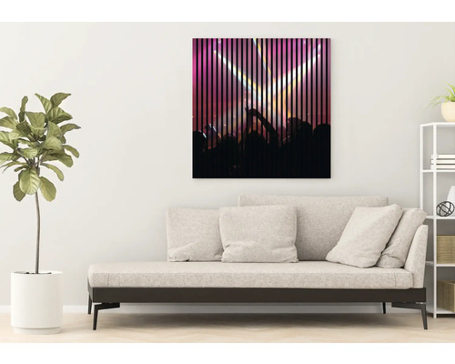 Dekoratívny nástenný obraz s motívom koncertu nad pohovkou