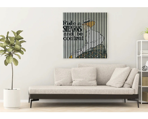 Obývacia izba s pohovkou a zarámovanou umeleckou tlačou na stene