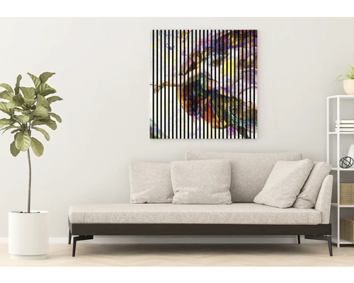 Dekoratívna obývacia izba s plátnom, pohovkou a izbovou rastlinou