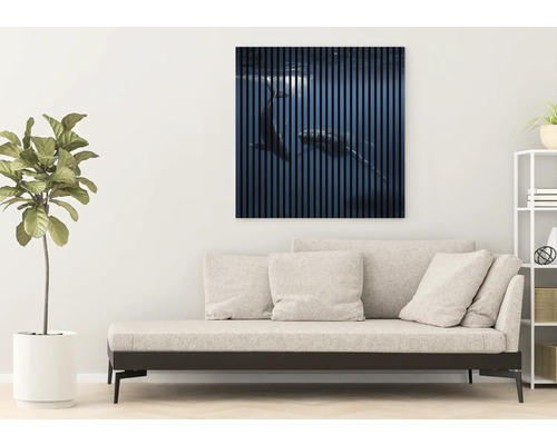 Obývacia izba s pohovkou a nástennou dekoráciou s podvodným motívom.