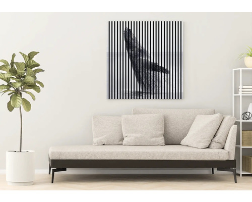 Dekoratívny nástenný obraz s motívom veľryby a pruhovaným vzorom nad pohovkou v obývacej izbe