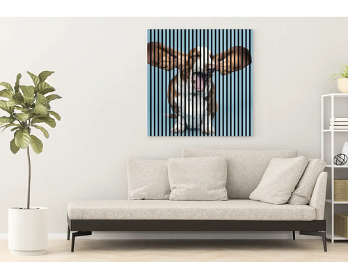 Obývacia izba s pohovkou a obrazom s motívom psa