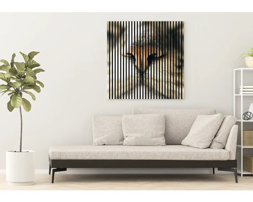 Obývacia izba s pohovkou a nástennou maľbou s motívom zvieraťa