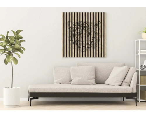 Obývacia izba s pohovkou a nástenným obrazom s motívom tigra