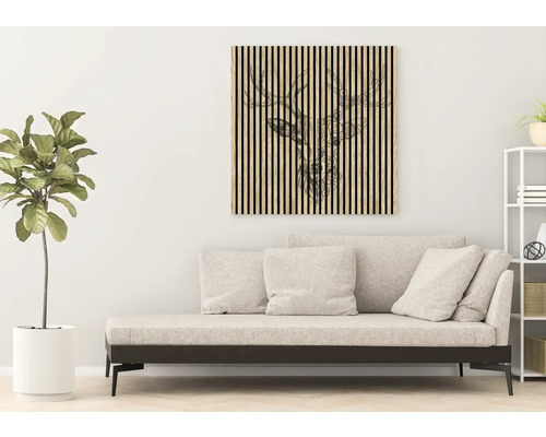 Obývacia izba s pohovkou, regálom a nástennou dekoráciou s motívom jeleňa