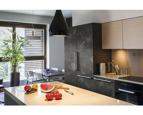 Svetlá kuchyňa s kuchynským ostrovom, jedálenským stolom a izbovou rastlinou