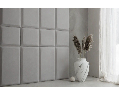 Scéna so štvorcovými nástennými panelmi, vázou a dekoratívnymi prvkami v miestnosti.