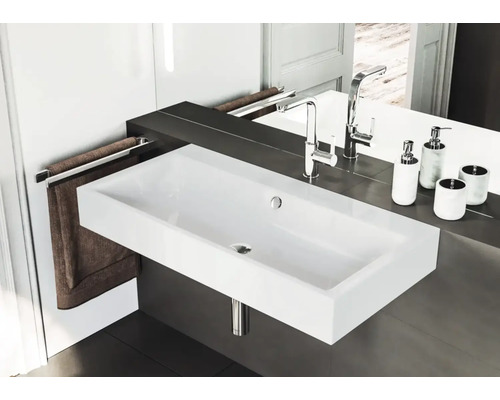 Obdĺžnikové umývadlo v kúpeľni s batériou a držiakom na uteráky